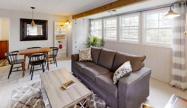 Cottage at Evangeline Beach & near Local Wineries