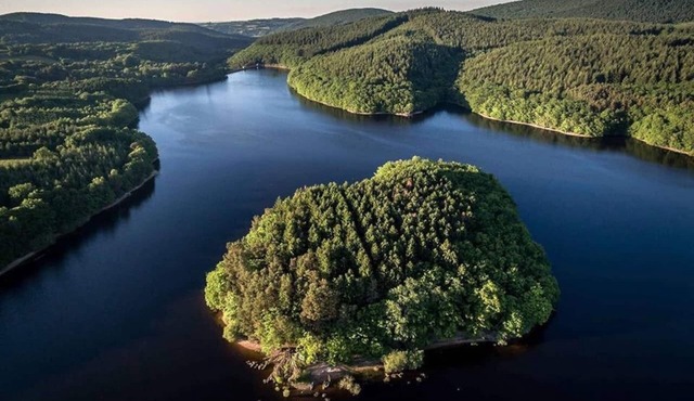 Cottage at Lac de Chaumeçon with private pond