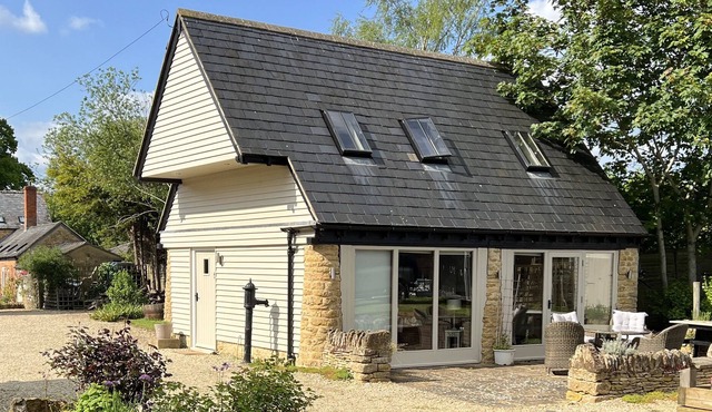 COTTAGE AT HIRONS FARM, romantic, with a garden in Long Compton