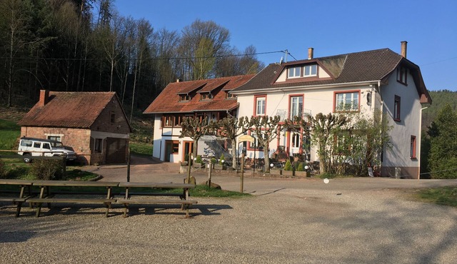 Cottage at the foot of the Castles