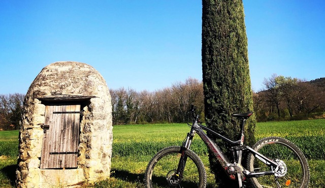 Cottage at the foot of the Luberon