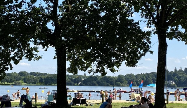 Cottage at the foot of Lac au Duc and its golf course