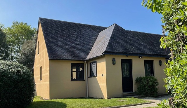 Cottage au Pied du lac au Duc, son Golf et sa Base Nautique