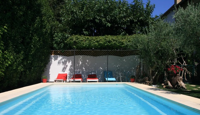 Cottage between Avignon and St Rémy de Provence with swimming pool