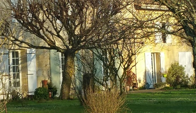 Cottage between Bordeaux and St Emilion with Magnificent Park, surrounded by Vines