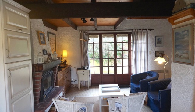 Cottage between the Cap Gris Nez lighthouse and the beach.