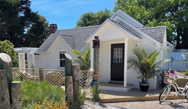 COTTAGE BLUEFISH on Chincoteague Island! A cozy island getaway -NEW REMODEL