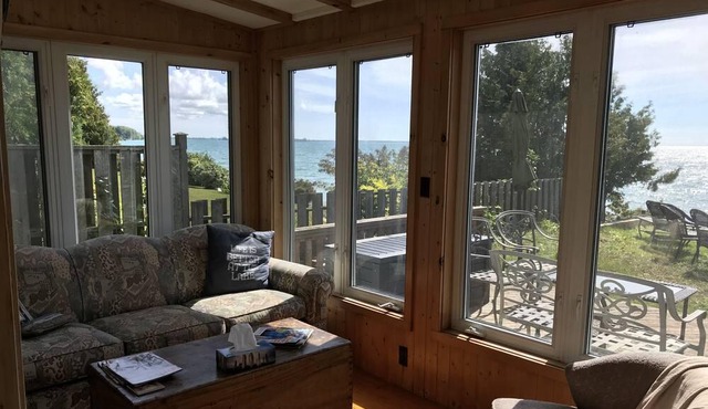 Cottage bungalow on Lake Ontario near Brighton / Prince Edward County