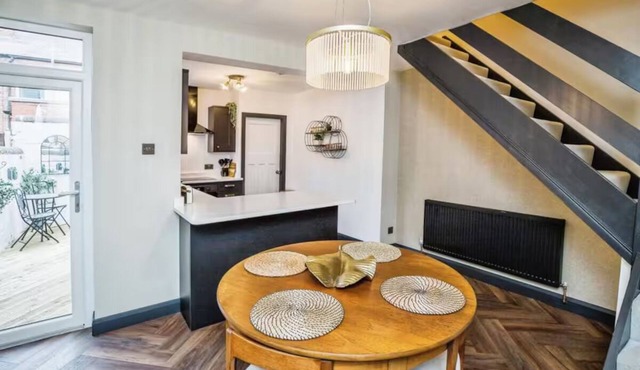 Cottage by Canal and Centre By Cheshire Escapes