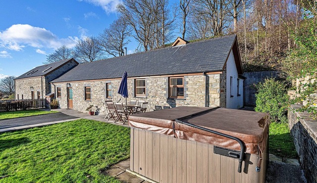 Cottage by Cardigan Bay with Hot Tub