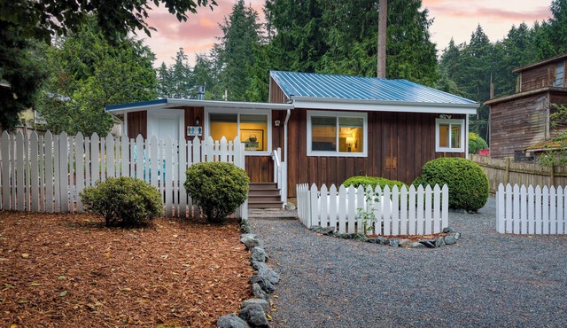 Cottage By The Bay by AvantStay | 0.5mi to Beach!