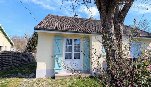 Cottage by the Creuse with private parking in Ceaulmont
