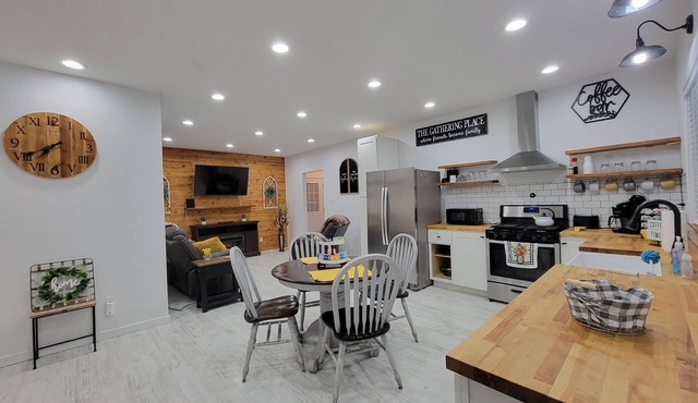 Cottage By The Park Home of The Big Things