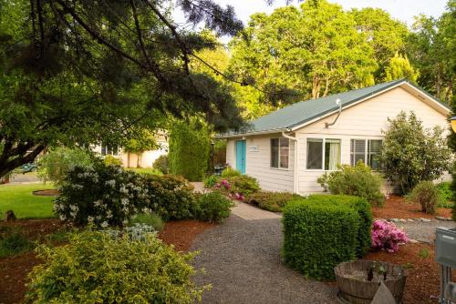 Cottage By the River & Casino and Blue Studio