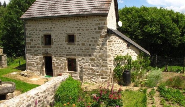 Cottage couple + children on 43 hectare estate with a fish pond of 3 ha