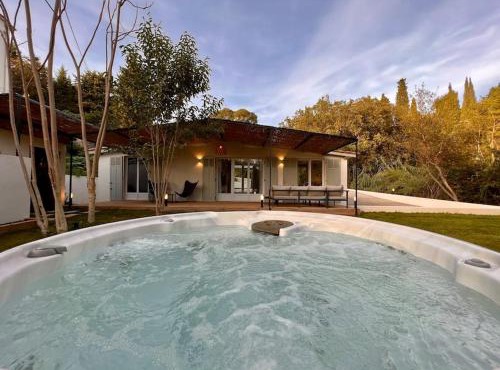 Cottage chaleureux avec jacuzzi en pleine nature