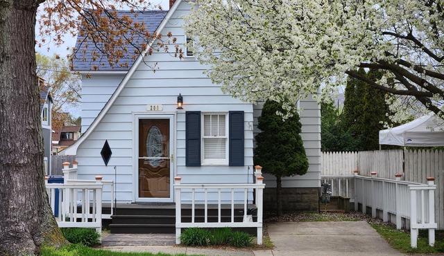 Cottage Charm - Downtown - 3 BR/1.5 BA Newly Remodeled Home