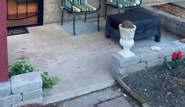 Cottage Charmer 7 Mins to Downtown! One Level Living / No Stairs!