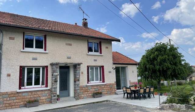 Cottage Chez Mamie with garden and terrace, near Vichy