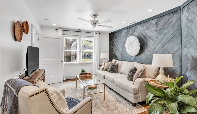 Cottage Chic~ Monthly Rental 2min to DT Easley!
