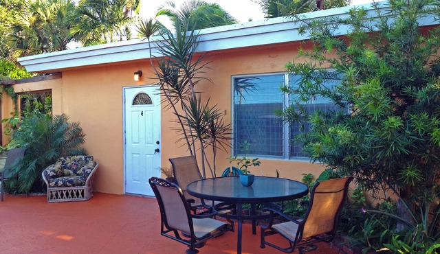 Cottage. Clean/Quiet. 750sf, 1BR, 1BA. 24h Checkin. Laundry. Breakfast. Pool.