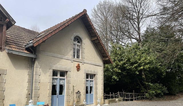 Cottage Demaisons set in the grounds of a chateau