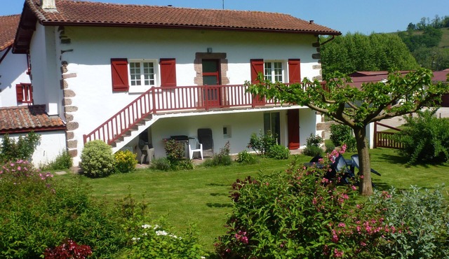 Cottage detached house and its garden 4 to 7 people