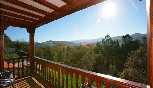 Cottage divided in apartm. 4 to 14 people, to the beach 2.5 Km. to Picos 20 Km.