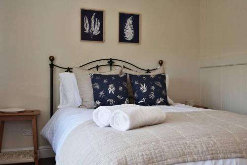 Cottage Dogs Welcome Dewsall Court 8mins