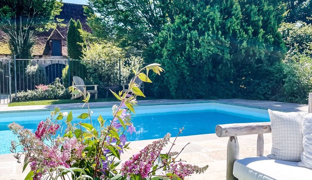 Cottage 'Domaine De Pragelier, Le Magnolia' with Shared Pool, Private Garden and Wi-Fi