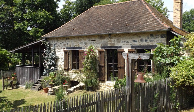 Cottage Dordogne/Limousin. Sleeps up to 4 people. Set in beautiful countryside.