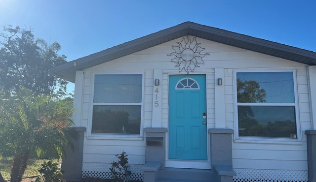 Cottage Downtown SRQ - RV/Boat Parking - Fully Fenced Pet Friendly