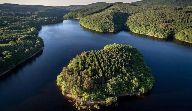 Cottage du lac de Chaumeçon avec étang privé