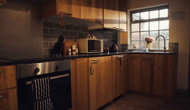 Cottage Family Private Bathroom with a Street View