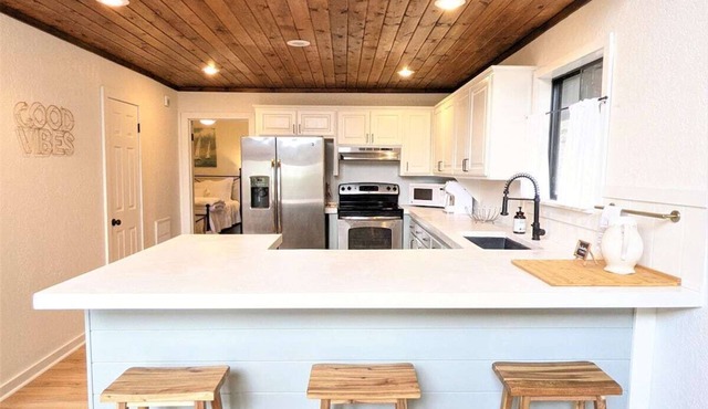 Cottage-feel Cabin w/Lake View