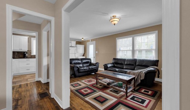 Cottage Feel in the City Close to Everything