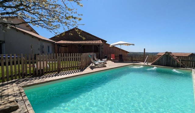 Cottage for 11 people with pool, enclosed garden, pets allowed