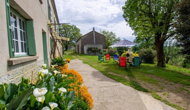 Cottage for 11 with parking, spa, pets allowed