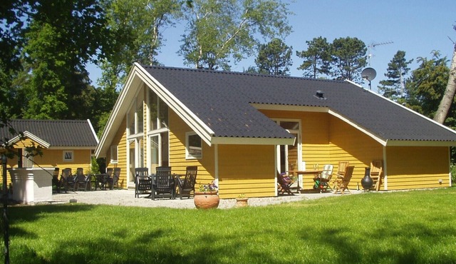 Cottage for 12 people in 6 rooms, all appliances and sauna. Enclosed garden