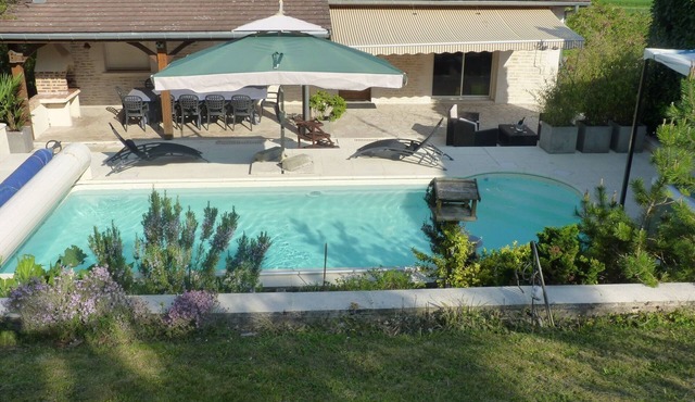 Cottage for 2 to 10 people with heated pool