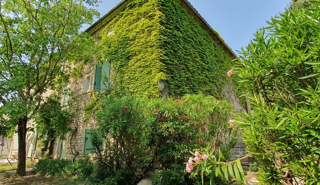 Cottage for 4 in a small village near Uzès, with garden, pool and airco