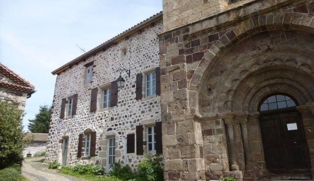 Cottage for 4 with courtyard, Loire view
