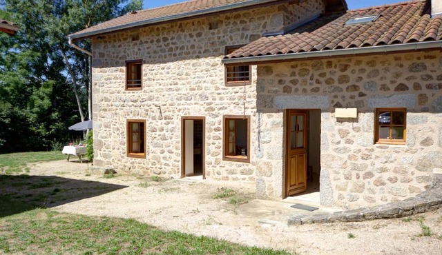 Cottage for 4 with private garden, pets allowed