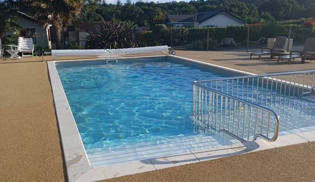 Cottage for 5 in a residence with swimming pool