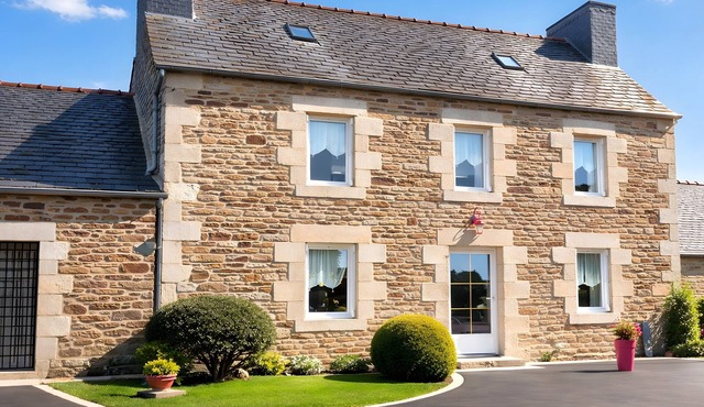 Cottage for 5 – Near Baie de Morlaix with Shared Garden and Wi-Fi