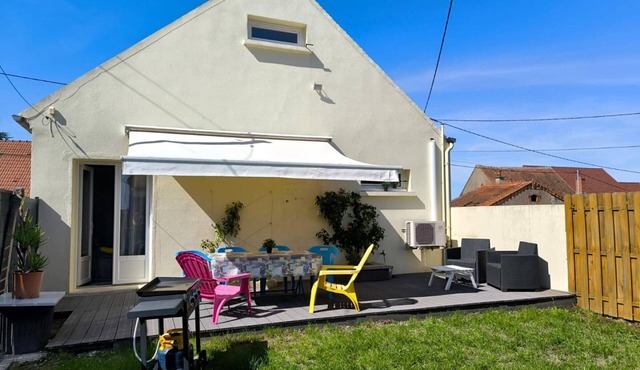 Cottage for 6 in Allier with garden, terrace and air conditioning