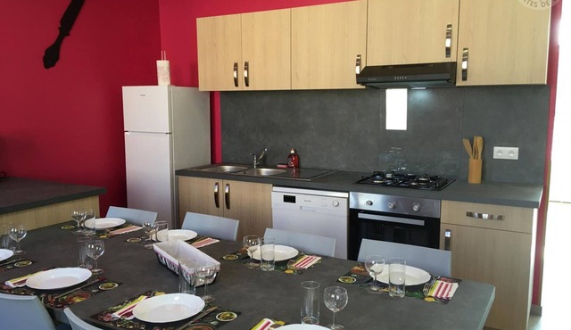 Cottage for 8 in Aniche, private garden, parking, Wi-Fi