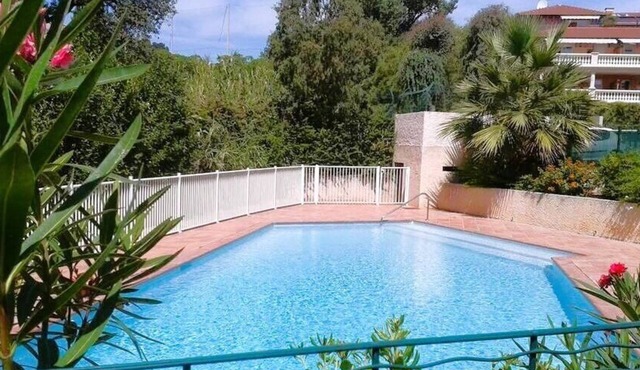 Cottage for 8 people in a private residence with a pool in Carqueiranne