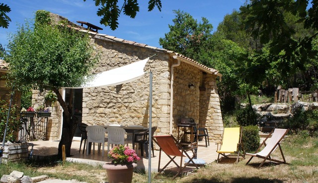 cottage of charm with swimming pool in a Mas Provençal 4 *