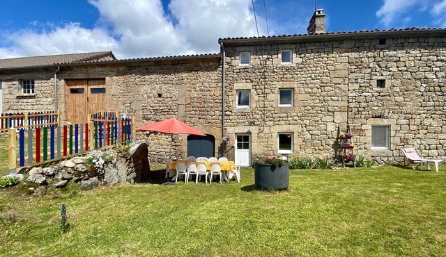 Cottage for 10 with 4 bedrooms and 3 bathrooms, pets allowed